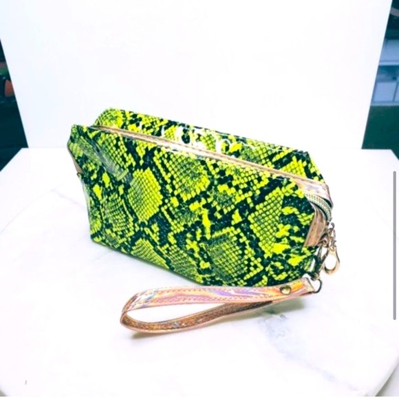 HP⭐️Neon yellow python print wristlet - Picture 4 of 8